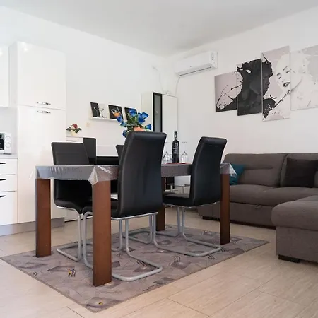 Mladen Biograd Na Moru