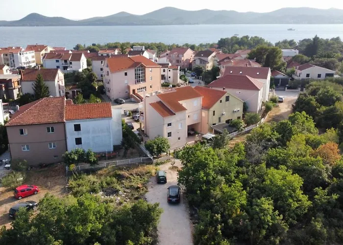 Апартаменты Mladen Биоград-на-Мору