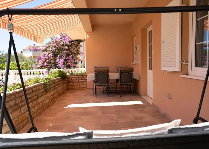 Апартаменты Mladen Биоград-на-Мору